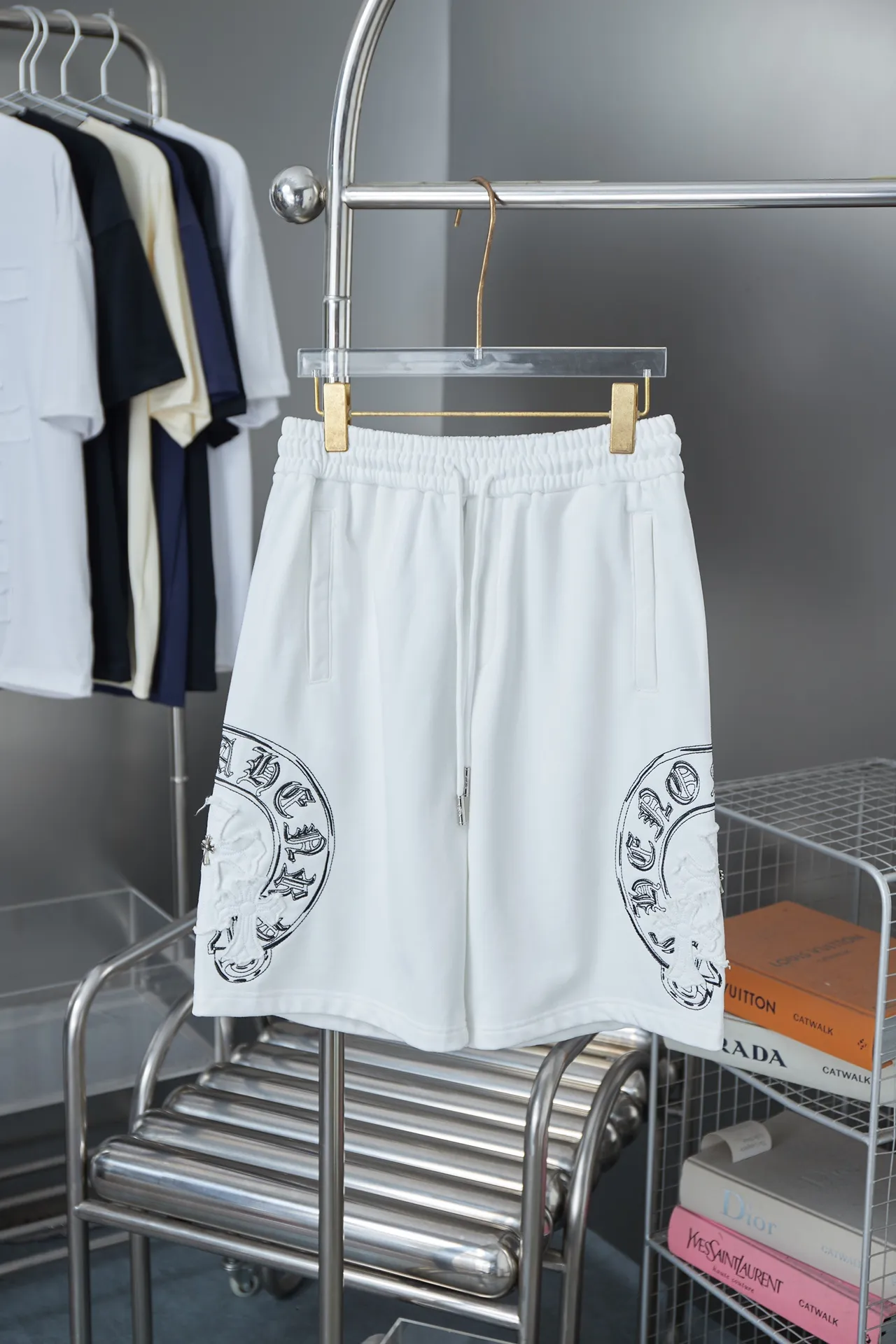 🅿️230 Ch*ome Hearte 2025ss new shorts with contrasting color thread embroidery shorts. Light luxury. A must-have item for daily commuting for men and women. Correct version. Comparisons are welcome. Detailed features · Made of 380g pure cotton health cloth fabric. · Imported Tajima machine embroidery. Honbu patchwork with contrasting color thread. Loose waistband · Double-needle cross-stitching process · Original main mark, washed tag, moisture-proof paper packaging Color: Black/White Size: S M L XL